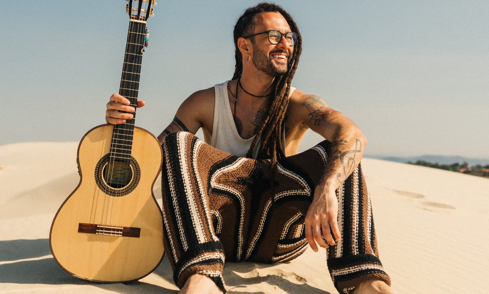 GABRIEL ELIAS VOLTA A ABRAÇAR SUAS RAÍZES MUSICAIS NO ÁLBUM “TROPICAL”