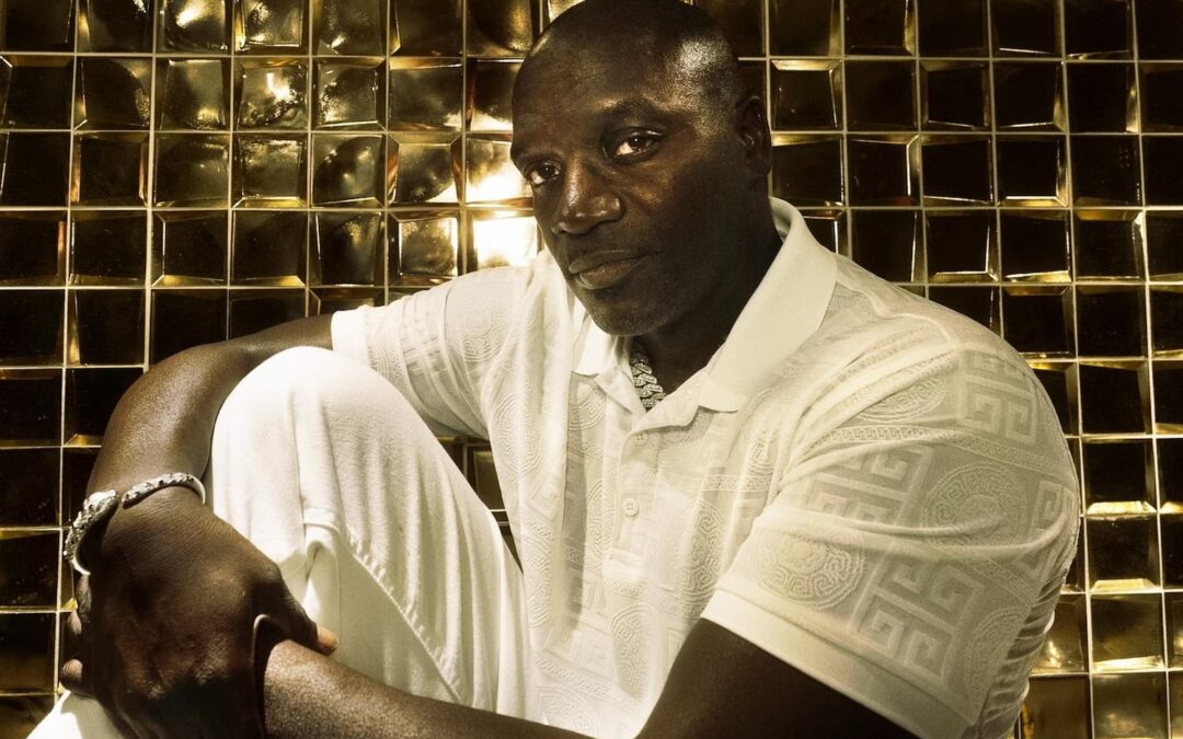 “É O HINO QUE O MUNDO PRECISA AGORA”, DIZ AKON SOBRE A CANÇÃO “AKON’S BEAUTIFUL DAY”, COM IMAGENS GRAVADAS NO BRASIL