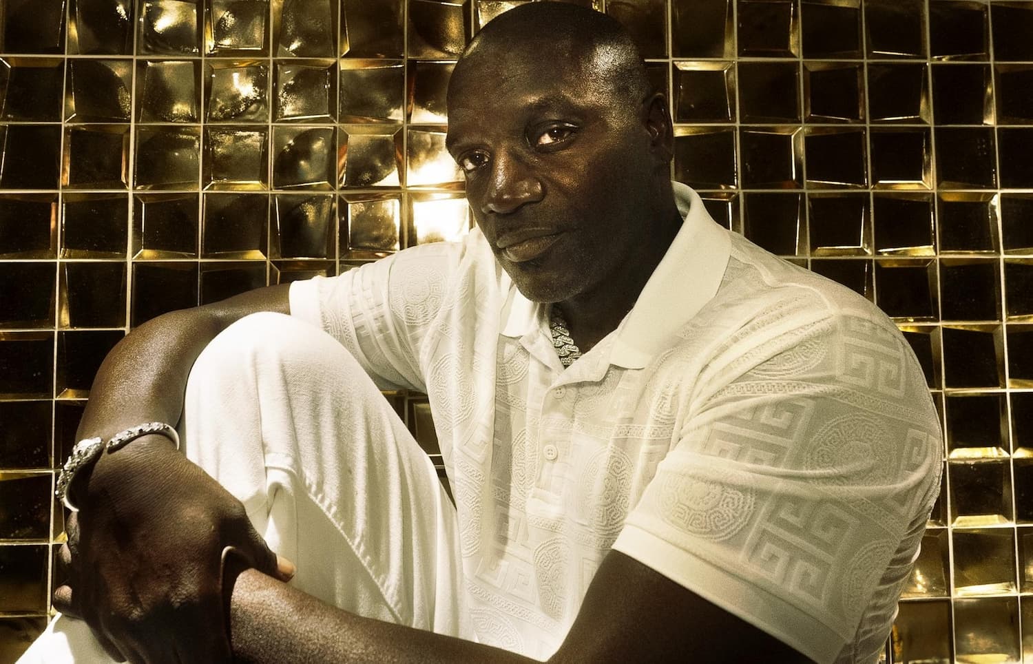 “É O HINO QUE O MUNDO PRECISA AGORA”, DIZ AKON SOBRE A CANÇÃO “AKON’S BEAUTIFUL DAY”, COM IMAGENS GRAVADAS NO BRASIL