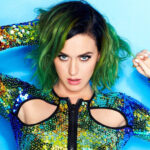 “HÁ UMA LINHA FINA ENTRE A VULGARIDADE E A ELEGÂNCIA, EU TRANSITO NO MEIO DESTA LINHA”, DIZ KATY PERRY QUE COMEMORA 40 ANOS