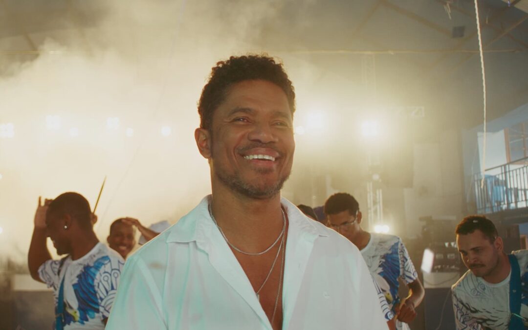 ALEXANDRE CARLO CELEBRA SUA TRAJETÓRIA PESSOAL E MUSICAL COM O CLIPE REPLETO DE SIMBOLOGIAS DE “DEIXA QUE O AMOR ENVOLVE”