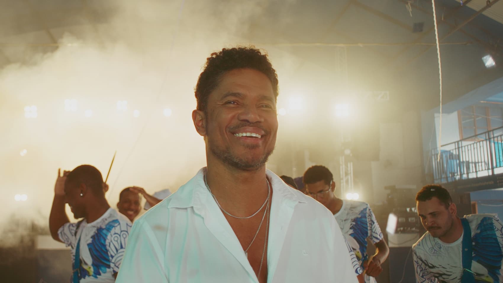 ALEXANDRE CARLO CELEBRA SUA TRAJETÓRIA PESSOAL E MUSICAL COM O CLIPE REPLETO DE SIMBOLOGIAS DE “DEIXA QUE O AMOR ENVOLVE”