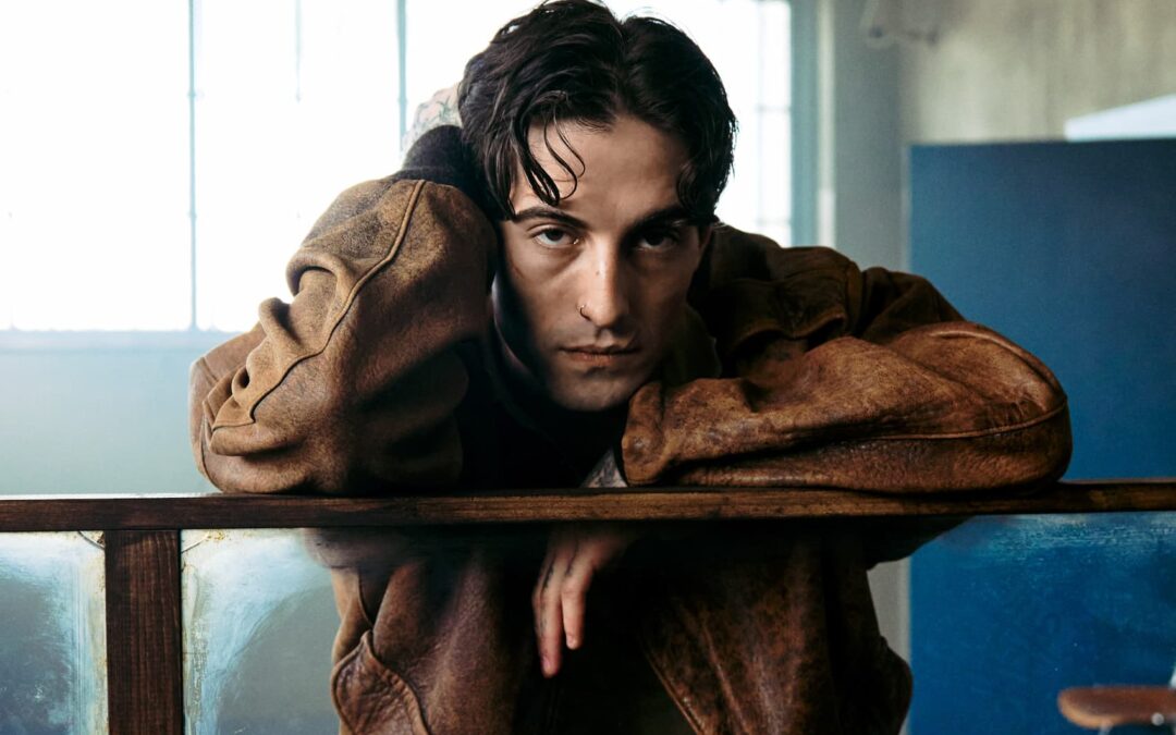 RODEADO POR TENSÃO E VIOLÊNCIA COM DOSES DE TERNURA E POESIA, DAMIANO DAVID APRESENTA O CLIPE DE “NEXT SUMMER”