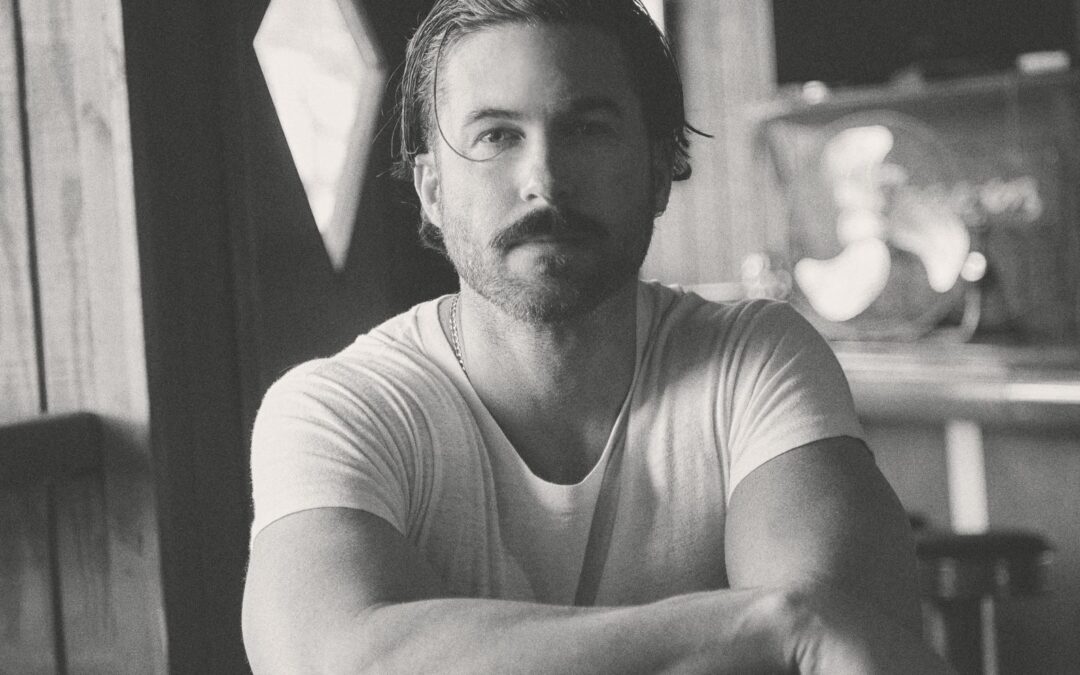 RILEY GREEN, DESTAQUE DA MÚSICA COUNTRY, DIVULGA O OUSADO CLIPE DO SINGLE “WORST WAY”
