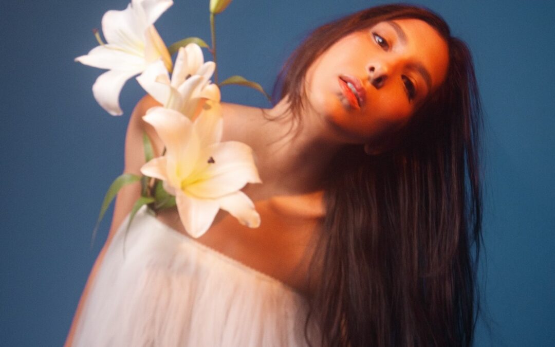 “PERIGOSO E, AO MESMO TEMPO IRRESISTÍVEL”, COMENTA BRUNA MAGALHÃES SOBRE A DUALIDADE DO SINGLE “DE NOVO”
