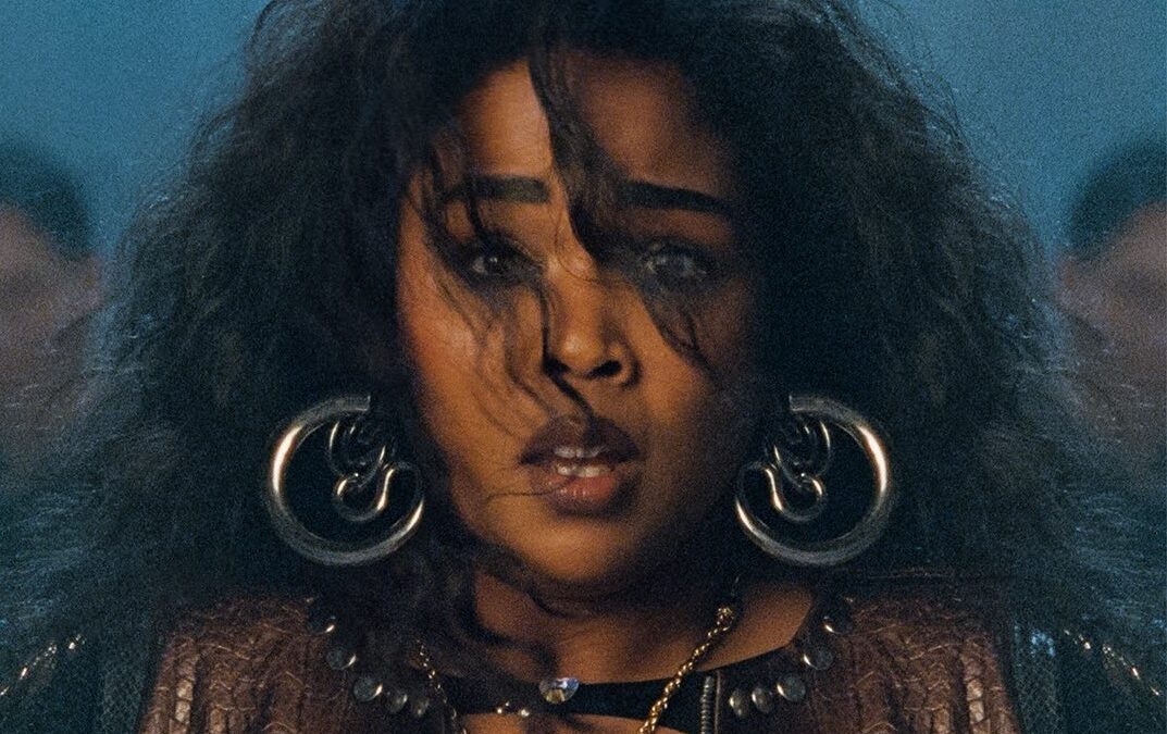 LIZZO APARECE EM SUA MELHOR FORMA NO CLIPE DE “LOVE IN REAL LIFE”, SINGLE QUE ANTECEDE O ÁLBUM HOMÔNIMO