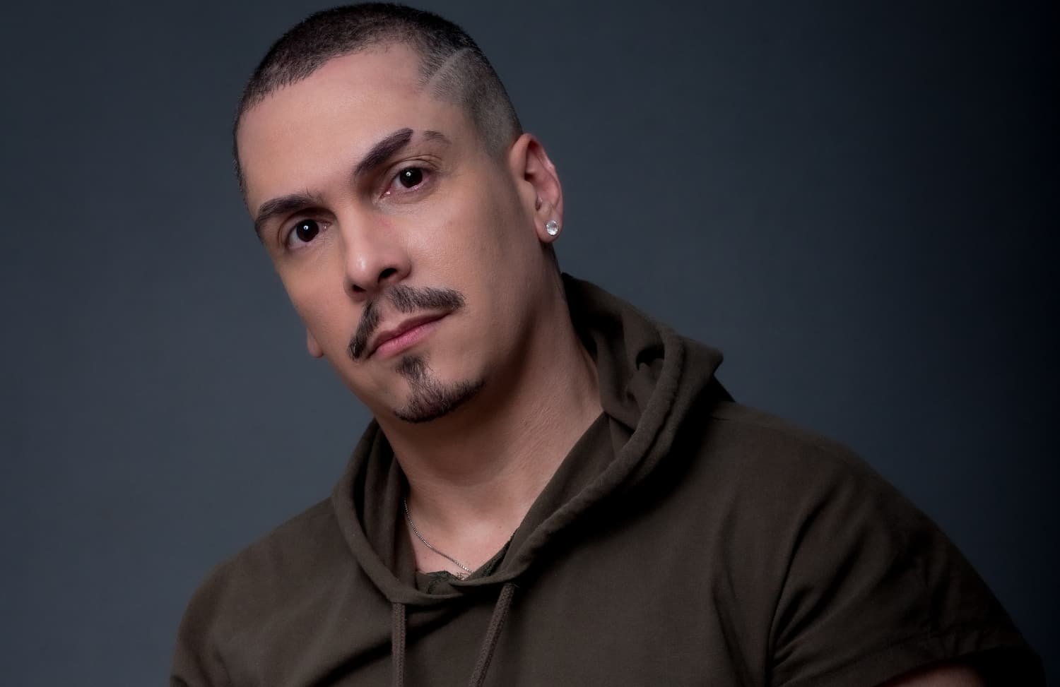 MEDOS E INCERTEZAZ DE SE ENTREGAR A UM NOVO AMOR É O ENREDO DE “ATÉ EU BEIJAR VOCÊ”, PARCERIA DE DALTO MAX E THAY TRINDADE