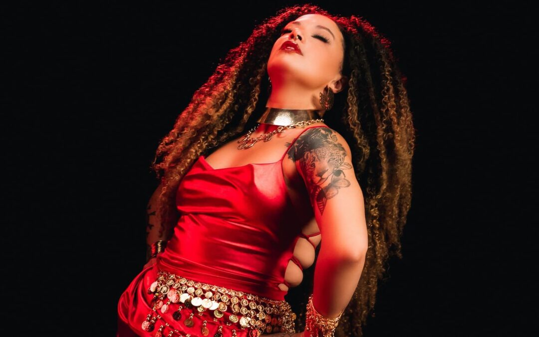 ANA CACIMBA EQUILIBRA O SAGRADO E O PROFANO, MISTURANDO REZA E SONORIDADES EM “POMBAGIRA / DONA DA CASA / MARIA MARIÁ”