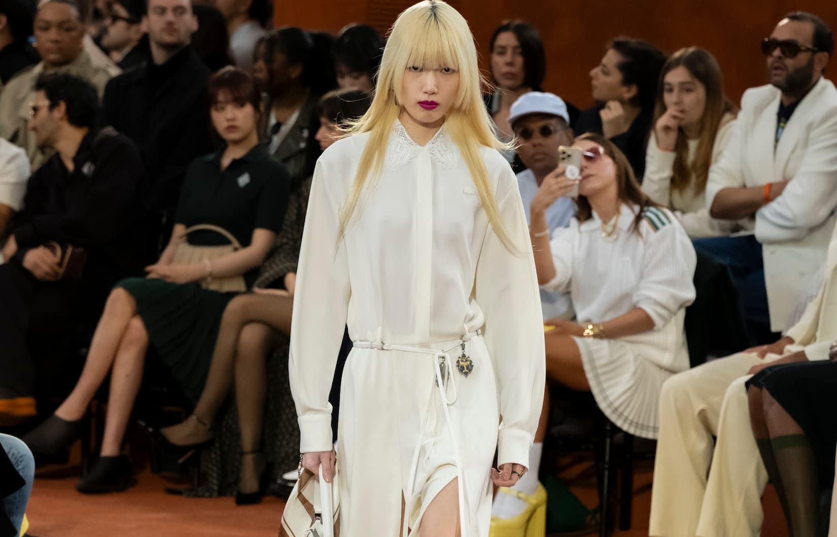 ELEGÂNCIA ESPORTIVA MARCA O DESFILE SOFISTICADO DA LACOSTE NA PARIS FASHION WEEK