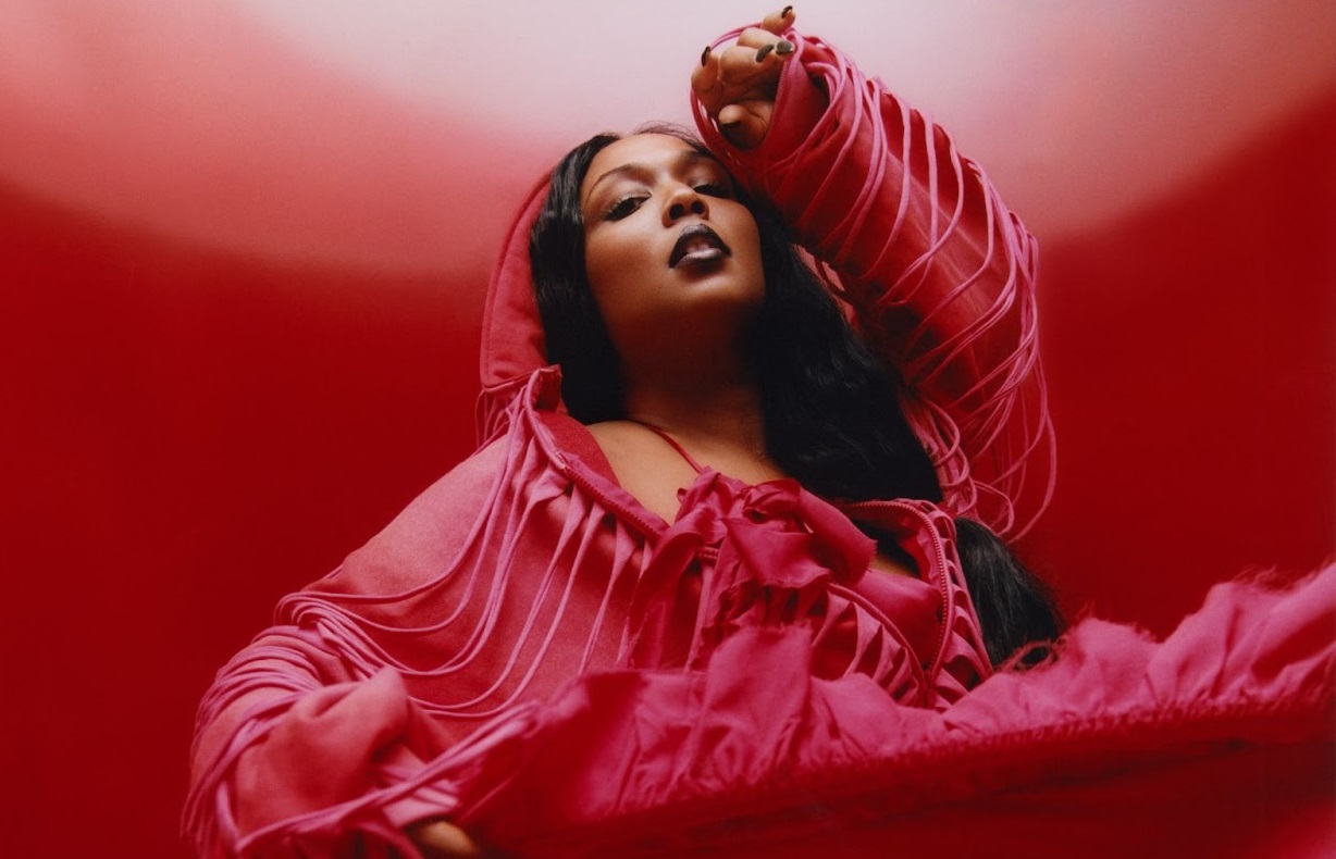 UMA LINHA DE BAIXO PODEROSA DITA O RITMO DE “STILL BAD”, NOVO SINGLE DA CANTORA LIZZO