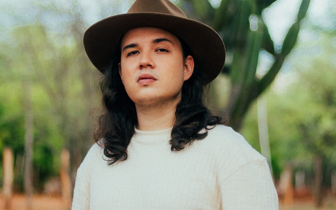 SEM DEIXAR DE LADO SUAS RAÍZES, FLÁVIO FERRARI TRANSITA ENTRE FORRÓ, BOSSA NOVA E MPB NO ÁLBUM “UMA ESPÉCIE DE AMOR PONTIAGUDA”