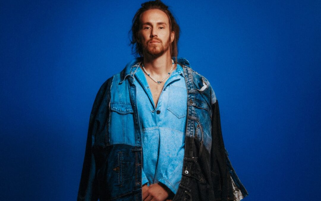 VITOR KLEY CONVIDA O PÚBLICO A MERGULHAR PROFUNDO NO ÁLBUM “AS PEQUENAS GRANDES COISAS”