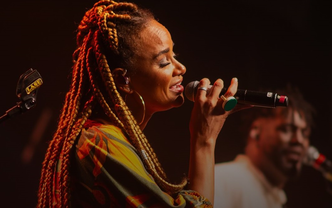 LUCIANA MELLO MOSTRA SUA VERSATILIDADE ARTÍSTICA MESCLANDO O CLÁSSICO COM O SAMBA CONTEMPORÂNEO EM “CASA DA LU”
