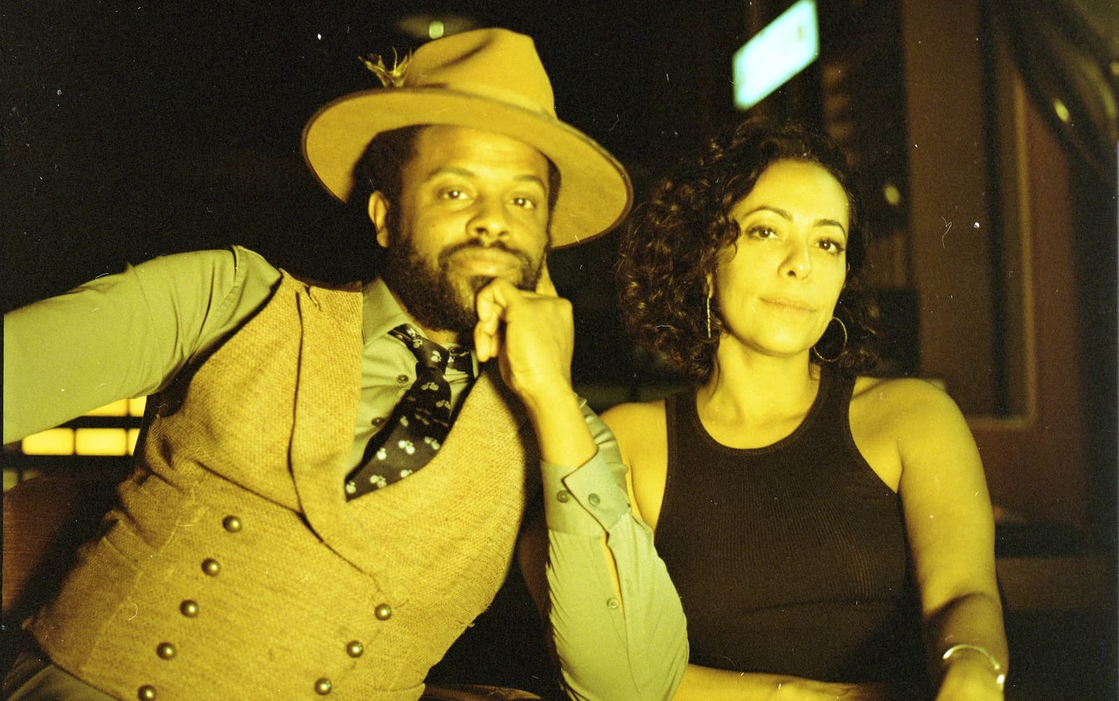 SAMANTHA SCHMÜTZ E ADRIAN YOUNGE SE UNEM NO SINGLE “DEPOIS DO AMOR”