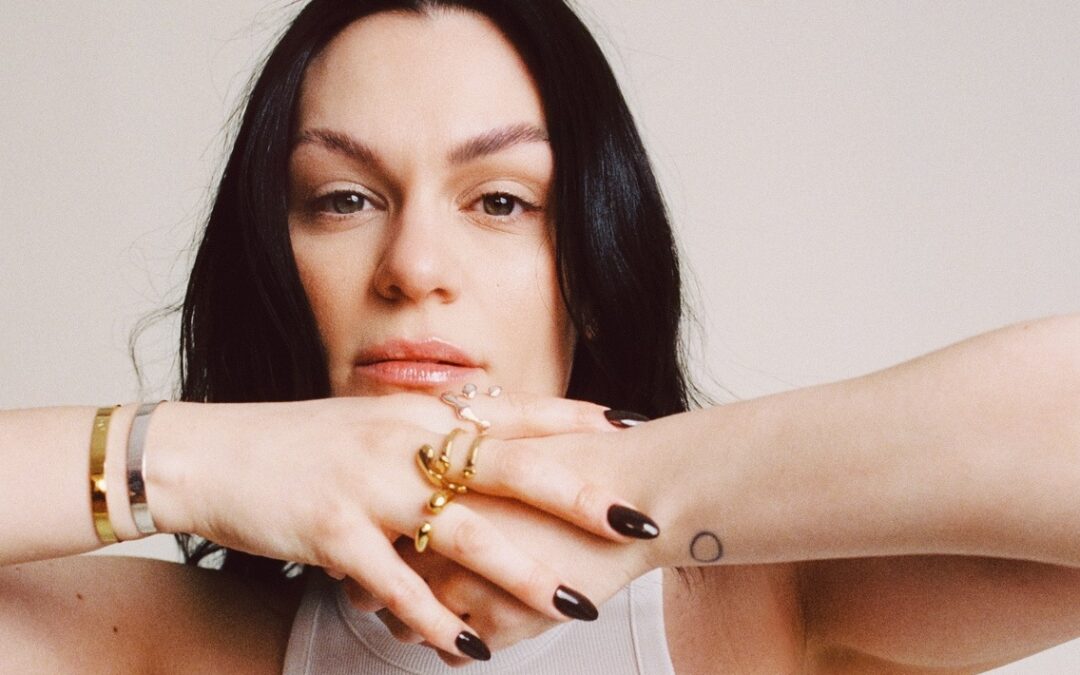 APÓS QUATRO ANOS, JESSIE J RETORNA E REFLETE SOBRE OS ALTOS E BAIXOS DE SUA VIDA NO SINGLE INÉDITO “NO SECRETS”