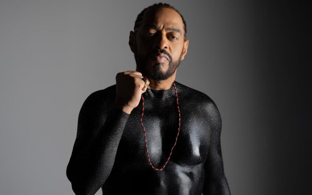 THAÍDE REAFIRMA SEU PIONEIRISMO NO HIP HOP NACIONAL E ABRE ESPAÇO PARA NOVAS CONEXÕES EM “CORPO FECHADO, MENTE ABERTA”