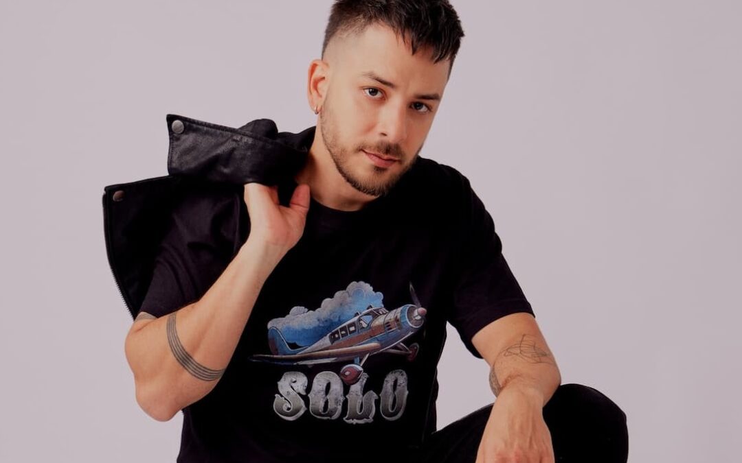 JUNIOR LANÇA COLEÇÃO CÁPSULA COM A MARCA À LA GARÇONNE, INSPIRADA NA “SOLO TOUR”