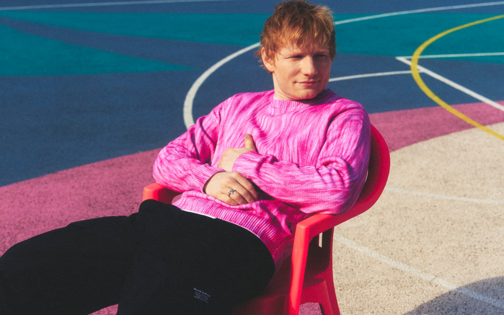 “SÓ QUERO QUE TUDO O QUE EU FIZER SEJA DIVERTIDO E LEVE”, DIZ ED SHEERAN SOBRE A CANÇÃO “OLD PHONE”