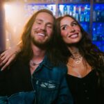ENTRE TAPAS E BEIJOS, BIANCA ANDRADE SE RENDE AO CHARME DE VITOR KLEY NO CLIPE DO SINGLE “CARTA MARCADA”