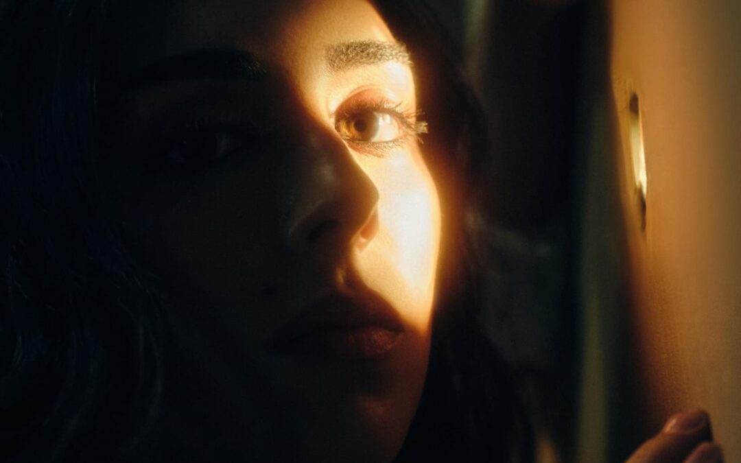 LARA INICIA NOVA FASE MUSICAL COM “QUASE TUDO SE ENCAIXA”, SINGLE QUE ANTECEDE O ÁLBUM “NO MUNDO DA LUA”
