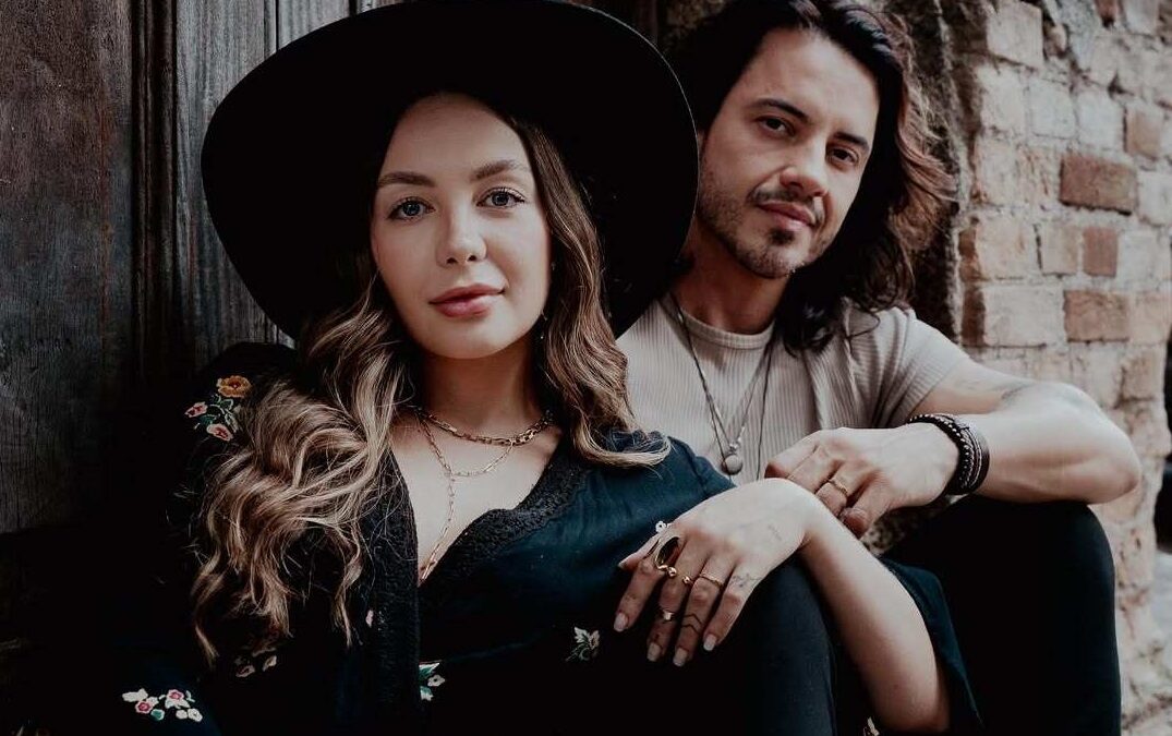 MAR ABERTO E O DUO PORTUGUÊS ADOIS CELEBRAM O AMOR DE FORMA BEM-HUMORADA NO SINGLE “A MESMA LÍNGUA”