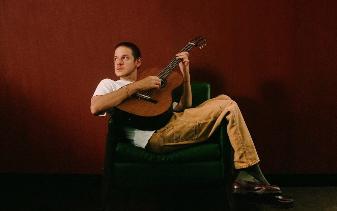 RUBEL RETORNA ÀS ORIGENS DE VOZ E VIOLÃO NO ÁLBUM “BELEZA. MAS AGORA A GENTE FAZ O QUE COM ISSO?”