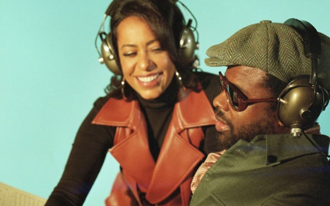 “TOCANDO O VINIL VOCÊ PODE OUVIR A ALMA”, CANTAM SAMANTHA SCHMÜTZ E ADRIAN YOUNGE EM “SAMBA CANÇÃO”
