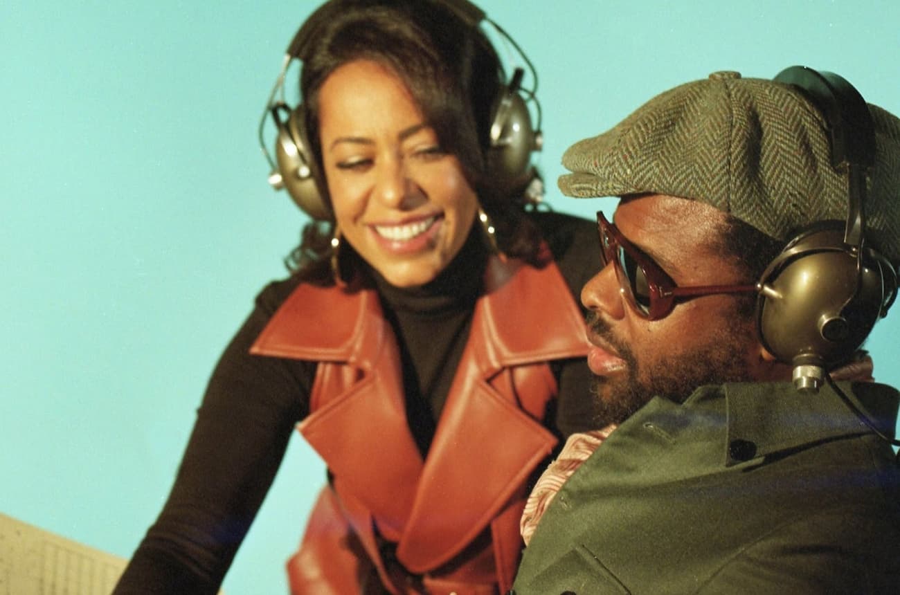 “TOCANDO O VINIL VOCÊ PODE OUVIR A ALMA”, CANTAM SAMANTHA SCHMÜTZ E ADRIAN YOUNGE EM “SAMBA CANÇÃO”