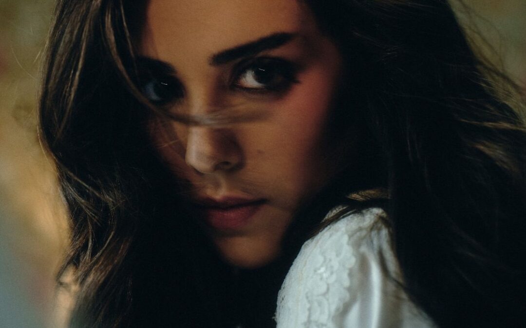 “É UM DEBOCHE SOBRE OS EMBATES DO DESEJO”, DIZ LARA SOBRE “ROMANCE POSTIÇO”, SEGUNDO SINGLE DE SEU NOVO ÁLBUM