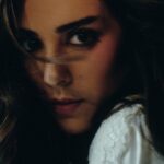 “É UM DEBOCHE SOBRE OS EMBATES DO DESEJO”, DIZ LARA SOBRE “ROMANCE POSTIÇO”, SEGUNDO SINGLE DE SEU NOVO ÁLBUM