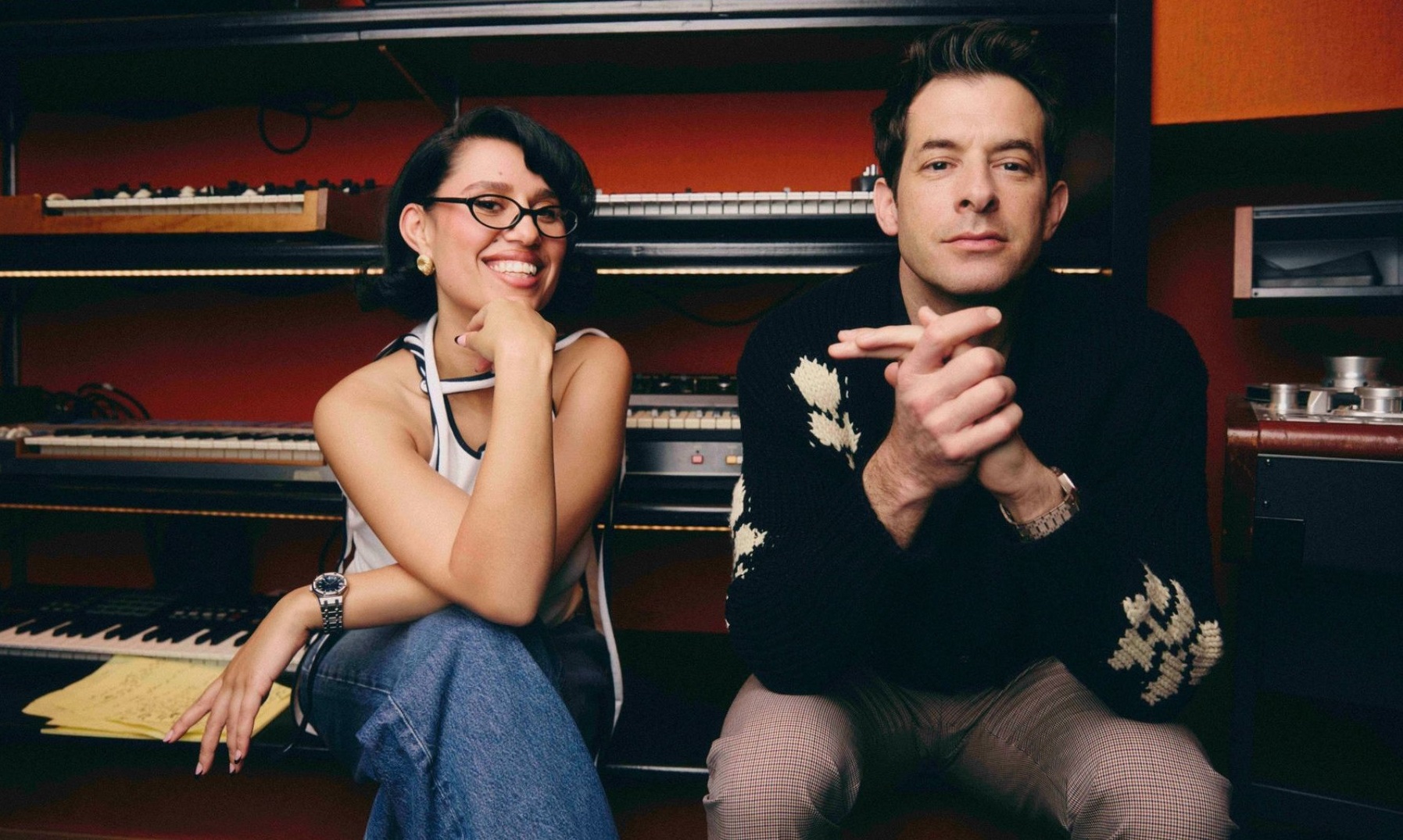 MARK RONSON E RAYE SE UNEM PARA UMA COLABORAÇÃO EMPOLGANTE NO CLIPE DE “SUZANNE”