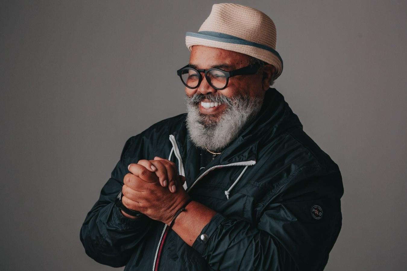 JORGE ARAGÃO RETORNA ÀS RAÍZES E DIVULGA O ÁLBUM “HERANÇA”. OUÇA