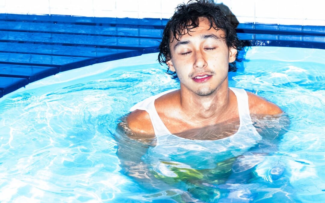 PEDRO MIZUTANI CANTA SEUS SENTIMENTOS COM UM TOQUE DE MELANCOLIA NO EP “MOSTRANDO OS DENTES”