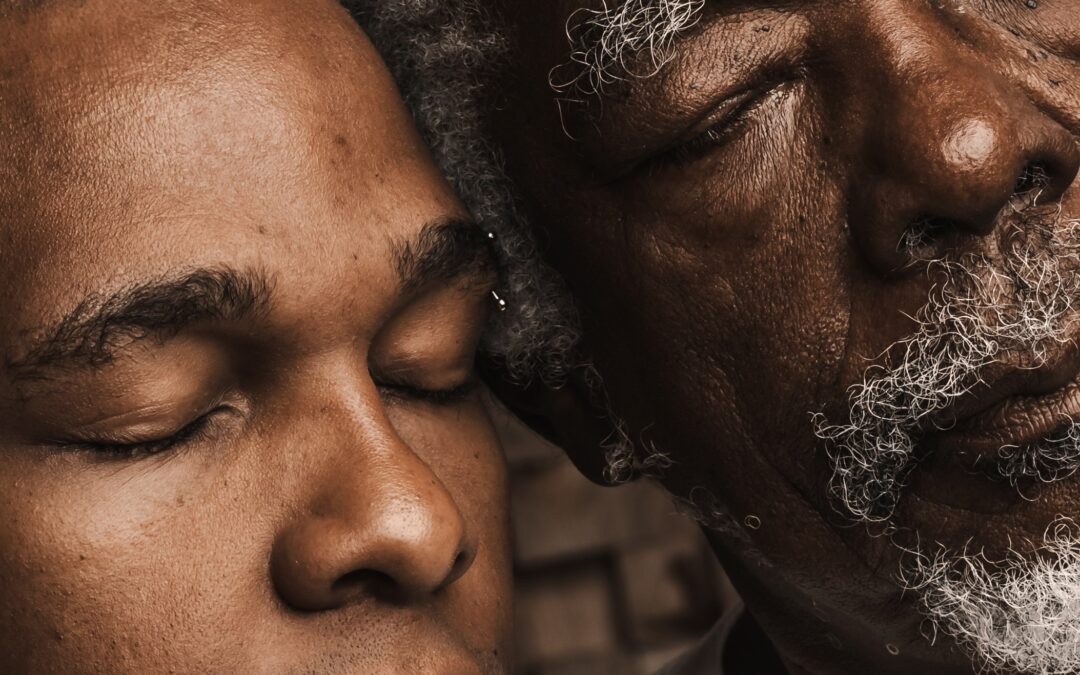 OTIS SELIMANE AO LADO DE MATEUS ALELUIA, TRAZ NOVAS CAMADAS SONORAS EM UMA RELEITURA ESPIRITUAL DE “CORDEIRO DE NANÃ”
