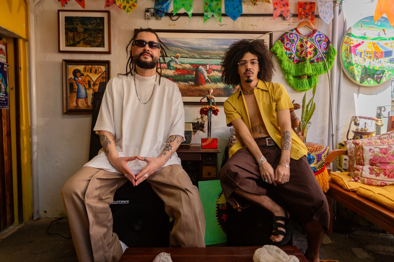 LÉO DA BODEGA MARCA SUA ESTREIA NO REGGAE E SE UNE À BANDA MANEVA NA CANÇÃO “BEIJA-FLOR”