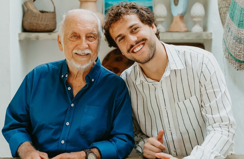 THEO BIAL E ROBERTO MENESCAL UNEM FORÇAS E DIVULGAM A PARCERIA COM O SINGLE “BRISA QUE MORA NO MAR”