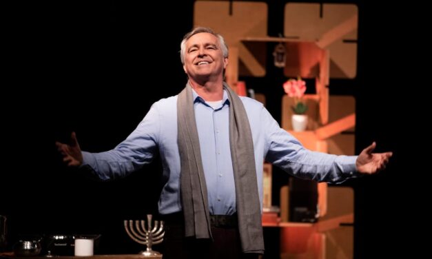 EM ÚNICA APRESENTAÇÃO, “UM SIMPLES JUDEU” TRAZ RICARDO PIPA DE FORMA ÁCIDA, INTELIGENTE E BEM HUMORADO