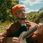 DAN ABRANCHES MISTURA AMORES SOLARES COM SOLIDÃO E CRÍTICAS SOCIAIS NO ÁLBUM “AGRIDOCE”