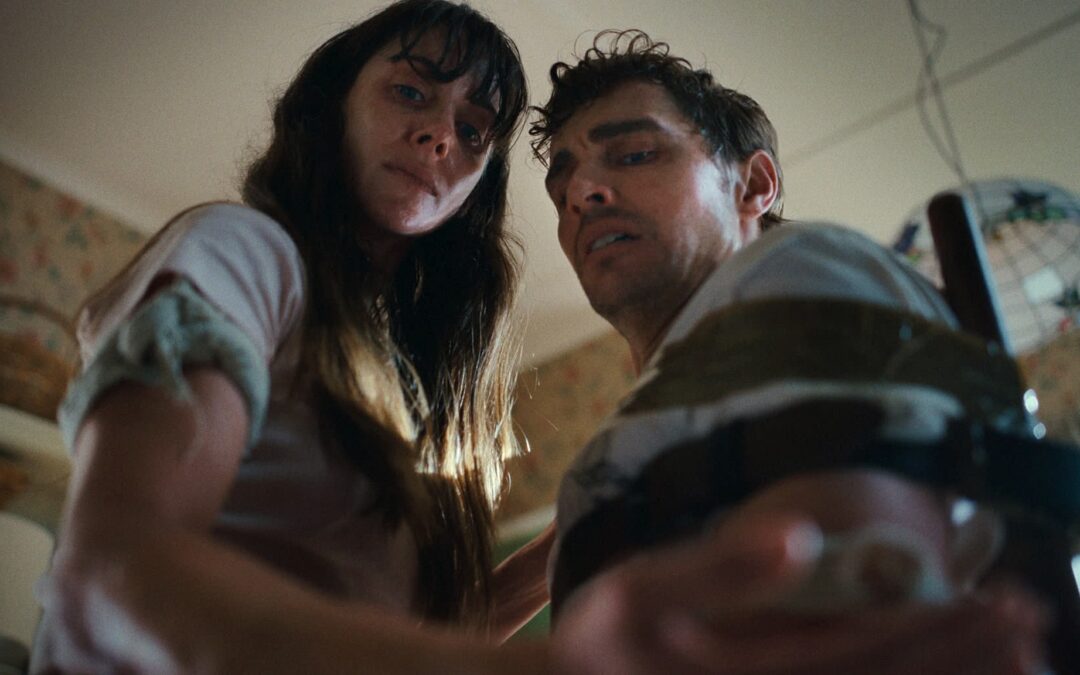 “JUNTOS”, LONGA ESTRELADO POR ALISON BRIE E DAVE FRANCO, ENTREGA UMA HISTÓRIA DE TERROR COM MUITO GORE E PITADAS DE COMÉDIA