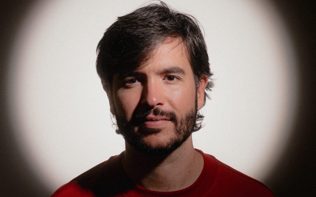 “CANTAR É O QUE NOS FAZ SOBREVIVER”, DIZ O REFRÃO DE “CANTILENA”, SINGLE QUE ANTECEDE O NOVO ÁLBUM DE ALEXANDRE ANDRÉS