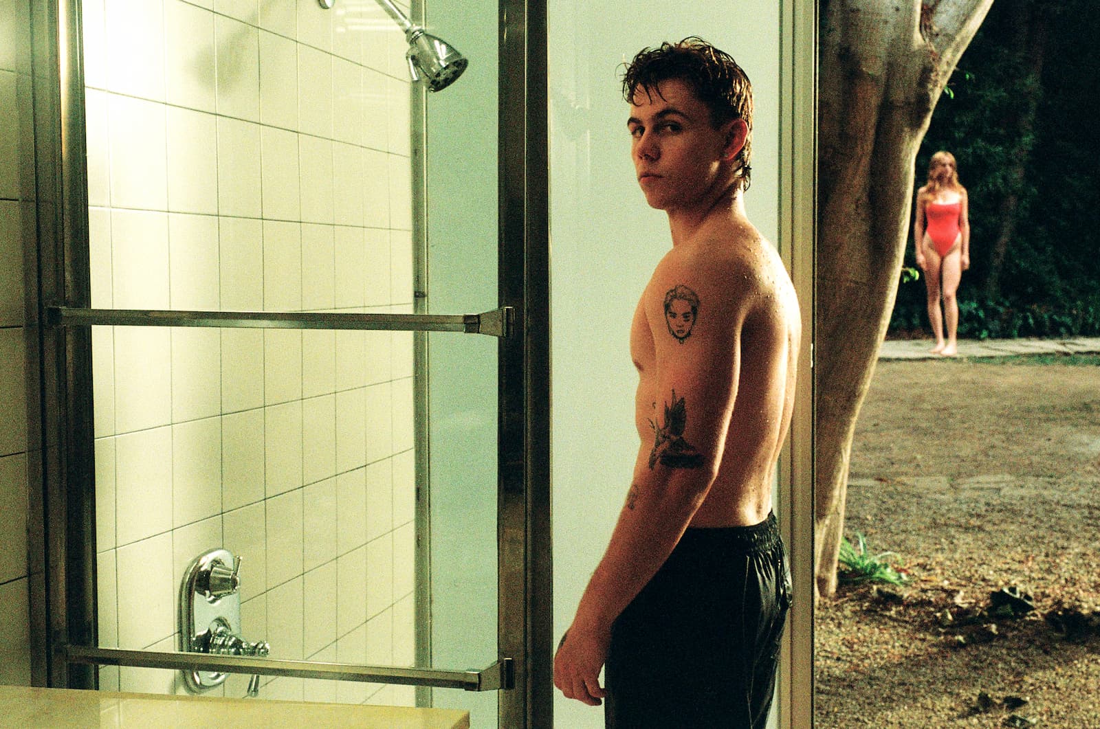 THE KID LAROI VIVE UM TRIÂNGULO AMOROSO COM CARMEN ELECTRA E ANNA VAN PATTEN NO CLIPE DE “SHE DON’T NEED TO KNOW”