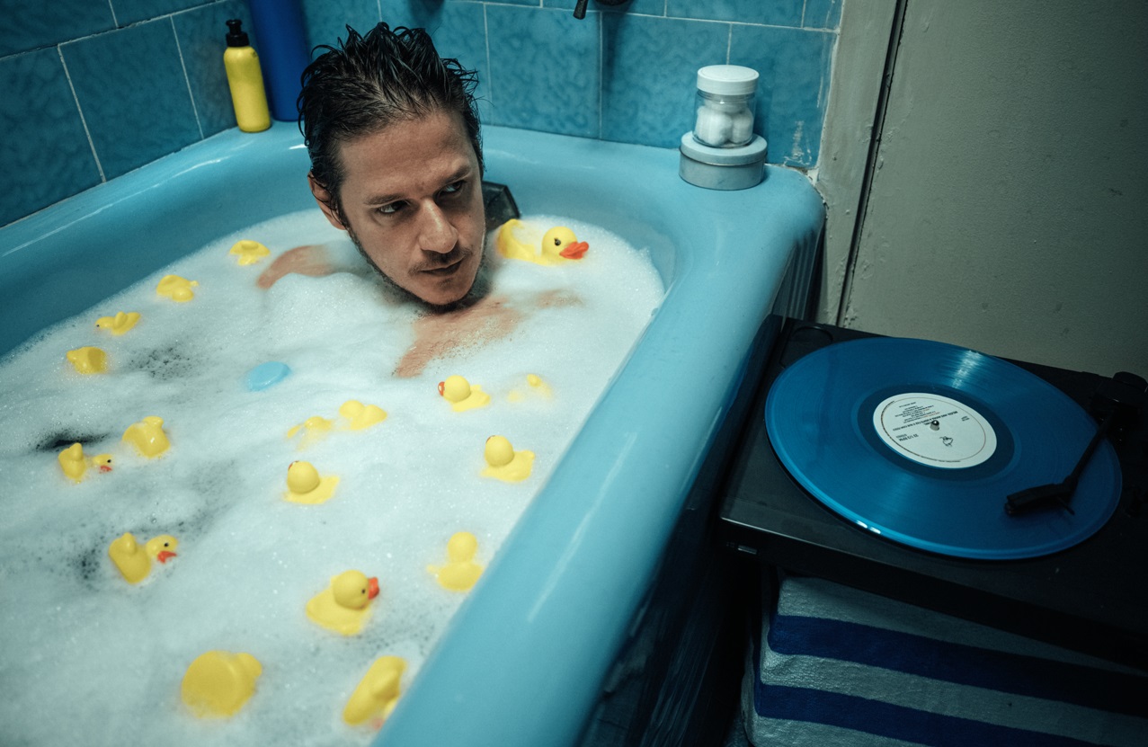 “BELEZA. MAS AGORA A GENTE FAZ O QUE COM ISSO?”, NOVO DISCO DE RUBEL GANHA VERSÃO VINIL PELA NOIZE