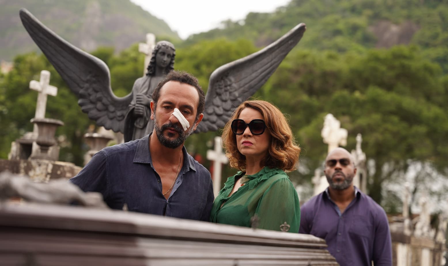 LEANDRA LEAL E IRANDHIR SANTOS ESTRELAM “OS ENFORCADOS” QUE TRAZ O JOGO DO BICHO COMO PANO DE FUNDO