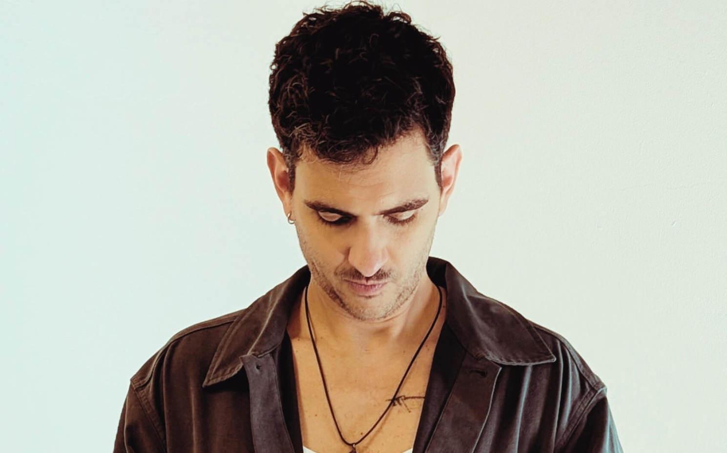 RESPIRANDO NOVOS ARES, GABRIEL LEAL FAZ UMA DECLARAÇÃO DE AMOR NO DELICIOSO CLIPE DE “SEU MUNDO”