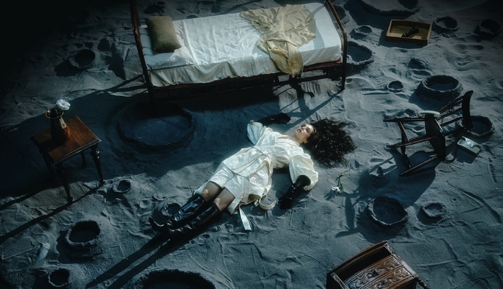LARA TRANSITA ENTRE DIFERENTES ESTILOS E ATMOSFERAS EM SEU PRIMEIRO ÁLBUM “NO MUNDO DA LUA”