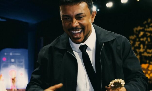 XAMÃ CONSOLIDA SUA ENTRADA NO AUDIOVISUAL E GANHA TROFÉU COMO MELHOR ATOR COADJUVANTE NO FESTIVAL DE CINEMA DE GRAMADO