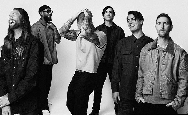MAROON 5 RETORNA ÀS ORIGENS ENQUANTO EXPANDE SUTILMENTE SEU SOM NO ÁLBUM “LOVE IS LIKE”