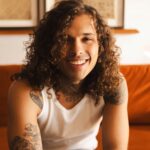 “REPRESENTA UM MOMENTO DE REINVENÇÃO”, DIZ VITÃO SOBRE “SACODE”, SINGLE QUE ABRE CAMINHO PARA SEU NOVO ÁLBUM