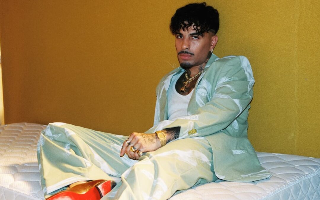 RAUW ALEJANDRO LANÇA CLIPE DE “BUENOS TÉRMINOS” COM INFLUÊNCIAS AFRO-CARIBENHAS E CARREGADO DE TENSÃO