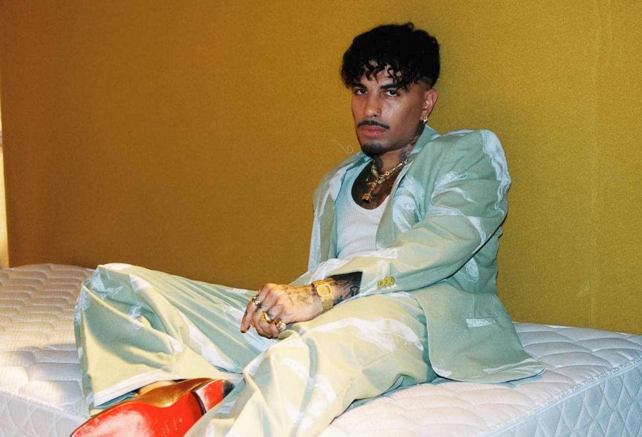 RAUW ALEJANDRO LANÇA CLIPE DE “BUENOS TÉRMINOS” COM INFLUÊNCIAS AFRO-CARIBENHAS E CARREGADO DE TENSÃO